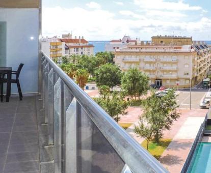 Foto de las instalaciones de este hotel con vistas al mar.