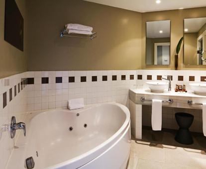 Amplia bañera de hidromasaje privada de la suite junior del hotel.