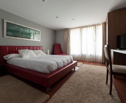 Una de las elegantes habitaciones de este acogedor hotel en un entorno ideal para explorar.