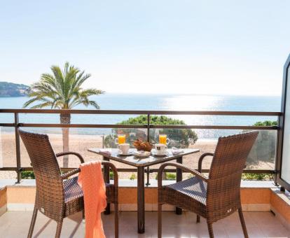 Foto de las instalaciones de este hotel con vistas al mar.