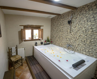 Foto de la estancia con bañera de hidromasaje de la casa rural Reul Alto Cortijos Rurales