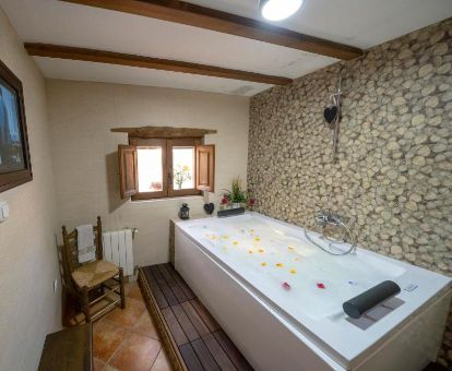 Acogedor espacio con bañera de hidromasaje privada de una de las casas de campo de este establecimiento rural.