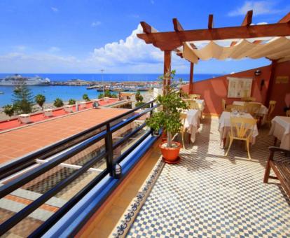 Foto de la terraza del restaurante del hotel con comedor exterior y vistas al mar.