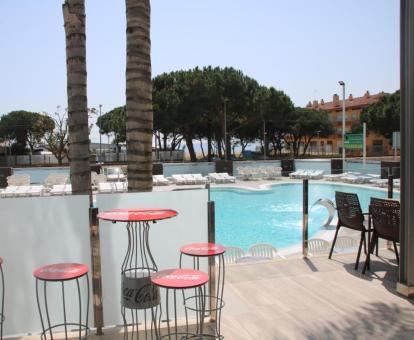 Foto de las instalaciones de este hotel con vistas al mar.