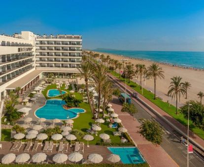 Hermoso hotel con amplia zona exterior con piscina en primera línea de playa.