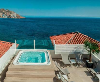 Foto de las instalaciones de este hotel con vistas al mar.