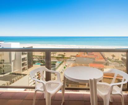 Foto de las instalaciones de este hotel con vistas al mar.