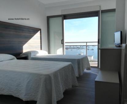 Foto de una de las habitaciones con vistas al mar del alojamiento.