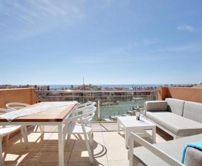 Foto de la terraza privada con vistas al mar de uno de los áticos.