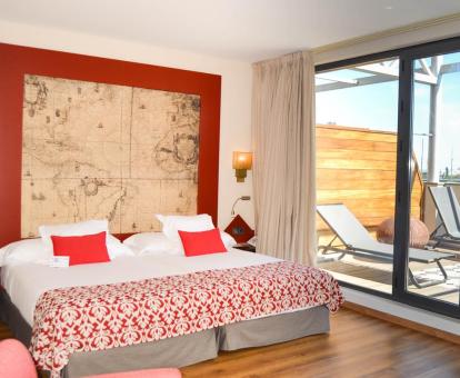 Foto de una de las habitaciones con terraza privada y vistas a la ciudad.