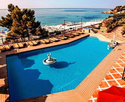 Foto de la piscina al aire libre con vista al mar disponible durante todo el año.