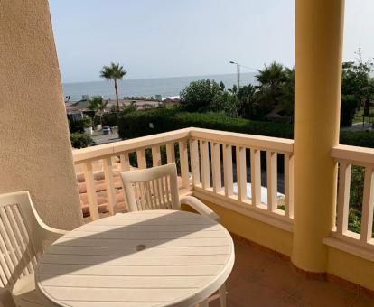 Foto del balcón amueblado con vistas al mar de esta coqueta casita.