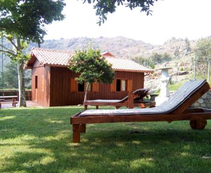 Foto de este coqueto alojamiento con jardín privado y vistas al mar.