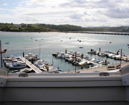 Foto de las vistas al mar desde la ventana del apartamento de un dormitorio.