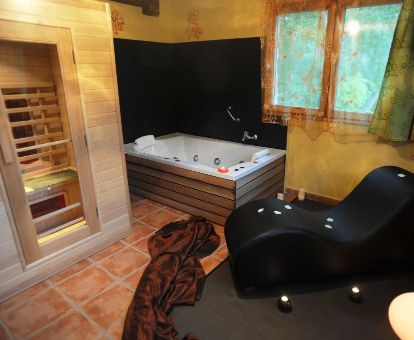 Spa privado de una de las casas de campo de un dormitorio de este establecimiento rural.