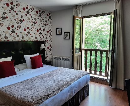Una de las acogedoras habitaciones con vistas a la vegetación que rodea este acogedor hotel rural.