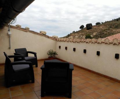 Foto de la acogedora terraza con zona de estar al aire libre de la casa.