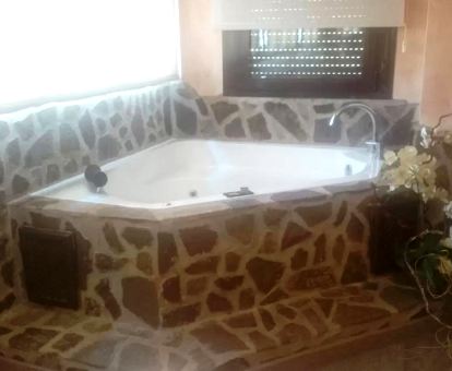 Foto de la bañera de hidromasajes privada de una de las habitaciones dobles del alojamiento.
