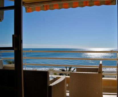 Foto de la terraza con mobiliario exterior y vistas al mar de este apartamento.