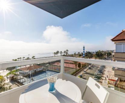 Foto del balcón amueblado con vistas al mar y a los alrededores de este apartamento.