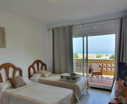 Foto de las instalaciones de este hotel con vistas al mar.