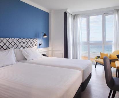 Foto de una de las habitaciones con vistas al mar del hotel.