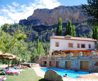 Edificio de este maravilloso hotel con piscina exterior y solarium en un tranquilo entorno natural para descansar de la rutina.