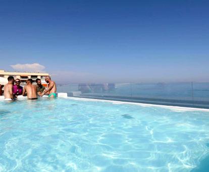 Foto de la piscina de la azotea con borde infinito y vistas al mar de este hotel.