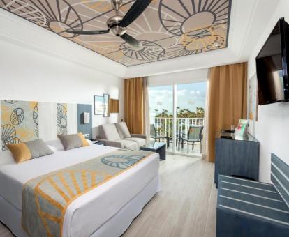 Foto de una de las habitaciones con balcón y vistas al mar del hotel.