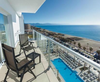 Foto de una de las terrazas amuebladas con vistas al mar de una de las habitaciones del hotel.