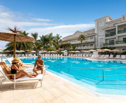 Foto de la piscina al aire libre disponible todo el año de este hotel.