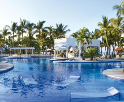 Foto de la gran piscina al aire libre de este precioso hotel todo incluido.