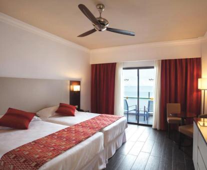 Foto de una de las habitaciones con terraza y vistas al mar del hotel.