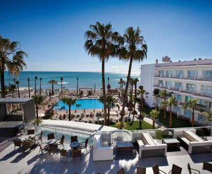 Foto de las zonas exteriores y de la piscina con vistas al mar de este hotel solo para adultos.