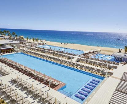 Foto de la piscina al aire libre de este hotel todo incluido.