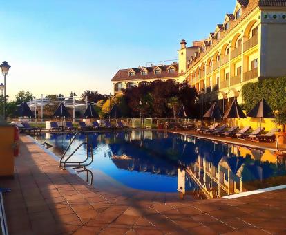 Foto de la piscina al aire libre con solarium del hotel.