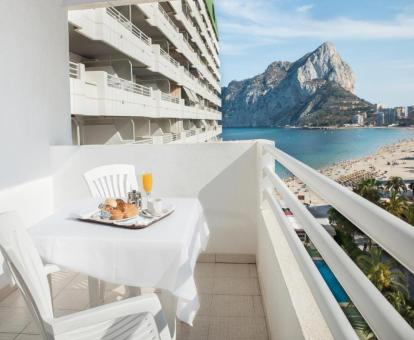 Foto de las instalaciones de este hotel con vistas al mar.