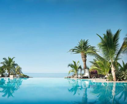 Foto de la gran piscina al aire libre disponible todo el año de este precioso hotel.