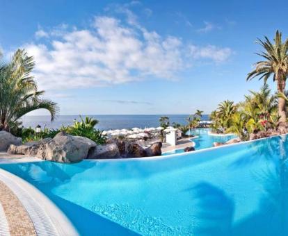 Foto de las vistas al mar desde la piscina del hotel.