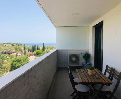 Foto de la terraza amueblada del apartamento con vistas al mar.