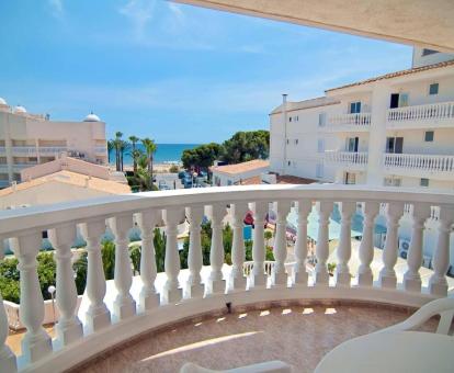 Foto de las instalaciones de este hotel con vistas al mar.