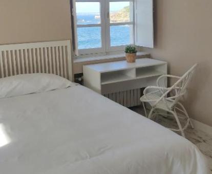 Foto de una de las habitaciones con vistas al mar del hotel.