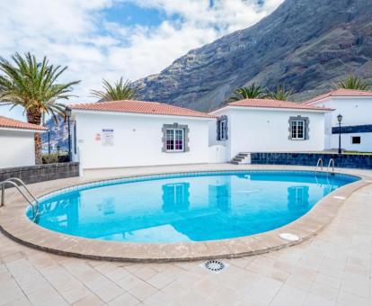 Foto de la piscina al aire libre disponible todo el año de este complejo.