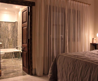 Foto de la habitación con jacuzzi privado de Rosa de Comares Casa Hotel & Candil Apartments by Alhambra Suite