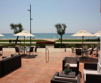 Foto de las instalaciones de este hotel con vistas al mar.