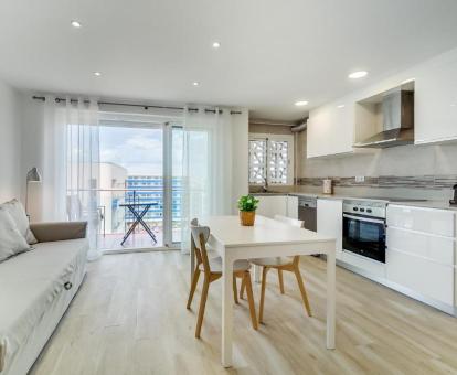 Foto de las instalaciones de este hotel con vistas al mar.