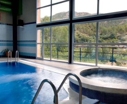 Foto de la piscina cubierta con maravillosas vistas a la naturaleza y disponible todo el año de este alojamiento.