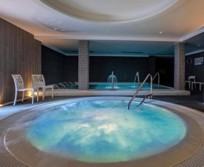 Foto de las piscinas interiores del spa del hotel.