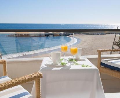 Foto de las instalaciones de este hotel con vistas al mar.