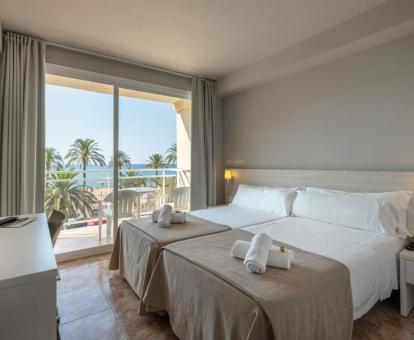 Foto de las instalaciones de este hotel con vistas al mar.